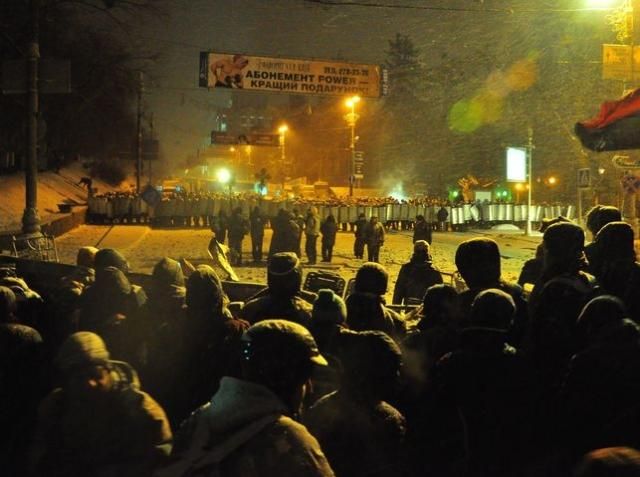 Вулиця Грушевського: триває третя ніч протистояння (Фото)