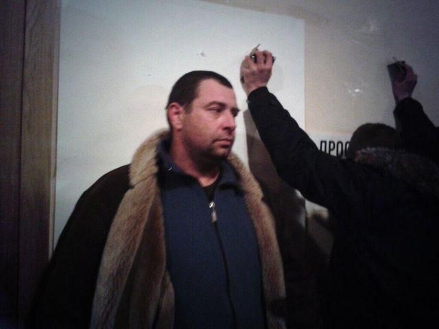 В Дом профсоюзов привозят допрашивать пойманных "титушек" В Дом профсоюзов привозят допрашивать пойманных "титушек"