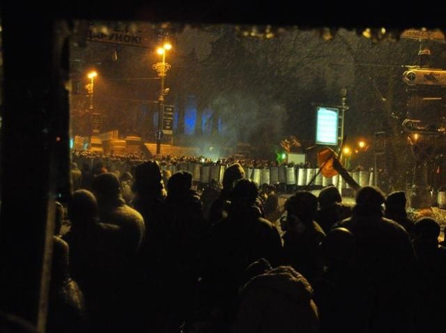 На улице Грушевского прошла третья ночь противостояний