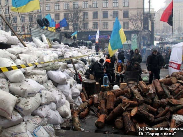 Майдан готовий до штурму: люди моляться Майдан готовий до штурму: люди моляться