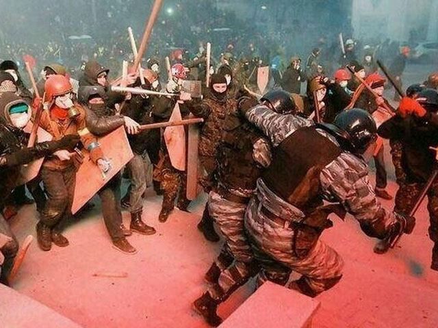 Азаров виділяє постраждалим правоохоронцям додаткові гроші Азаров виділяє постраждалим правоохоронцям додаткові гроші