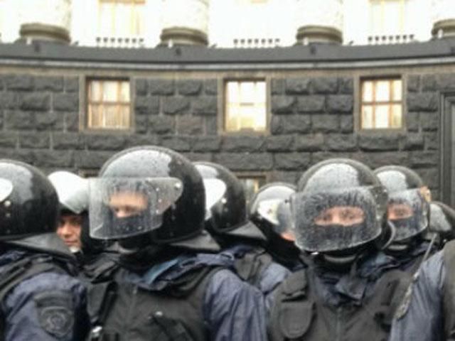 В Кабмин подвезли бронированную боевую машину В Кабмин подвезли бронированную боевую машину