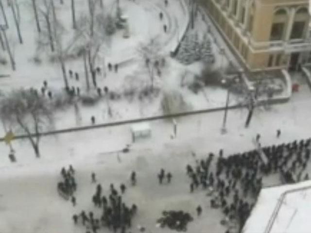 Грушевського зачистили, демонстранти на Європейській площі