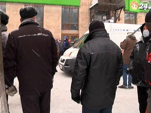 Карети “швидких” не можуть під'їжджати близько до епіцентру подій