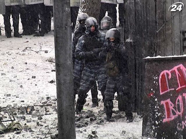 Силовики застосовують вогнепальну зброю проти активістів – очевидці Силовики застосовують вогнепальну зброю проти активістів – очевидці