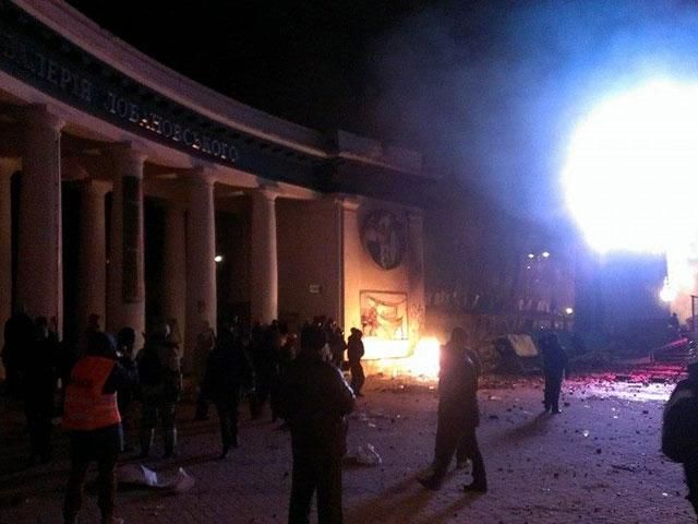 З колонади стадіону впали дві людини, лише одна вижила, - ЗМІ