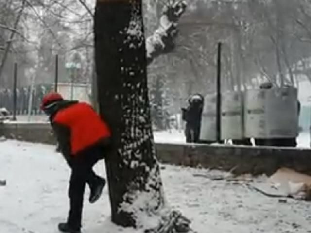 "Беркутівець" цілиться і стріляє у медика із піднятими руками (Відео)