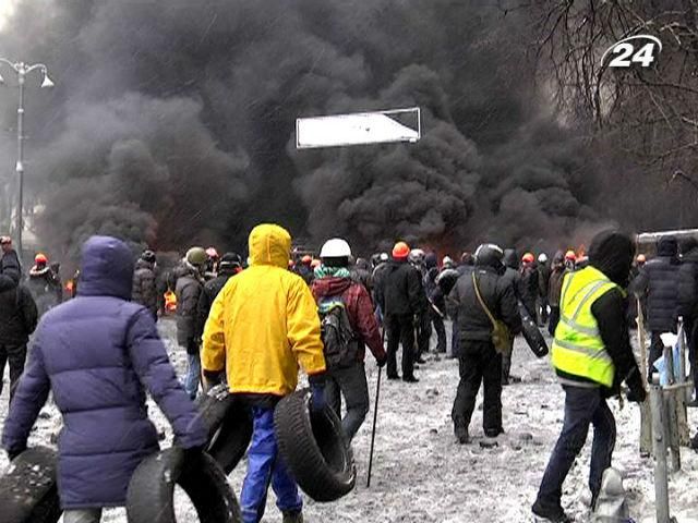 Новий засіб оборони  — активісти звозять і палять автомобільні шини