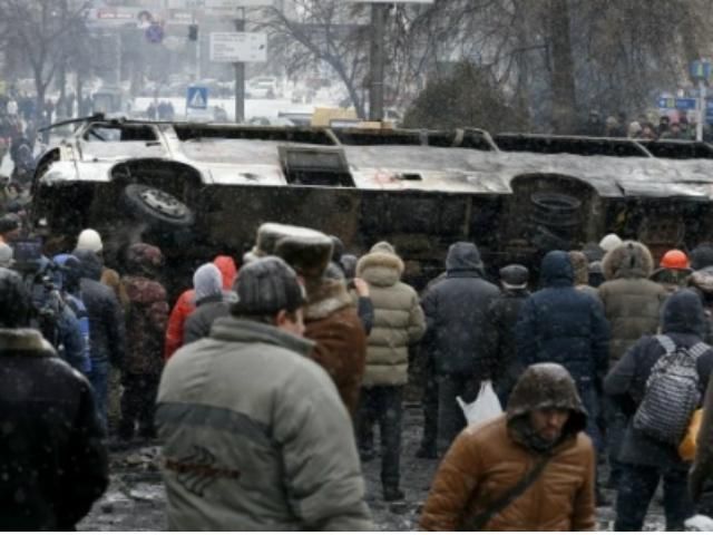 Митингующие на Грушевского сооружают бетонную баррикаду