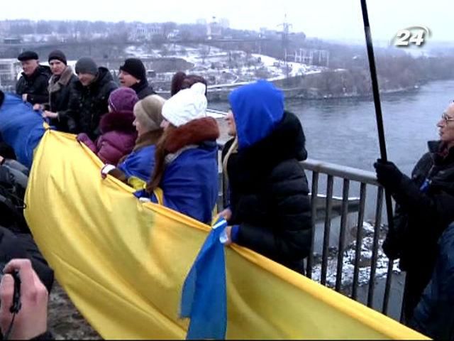 У Запоріжжі на честь Дня соборності люди організували ходу “Дніпрогесом” У Запоріжжі на честь Дня соборності люди організували ходу “Дніпрогесом”