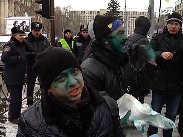 У Донецьку прихильники ПР закидали місцевих євромайданівців зеленкою У Донецьку прихильники ПР закидали місцевих євромайданівців зеленкою