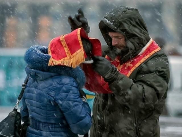 У центрі Черкас люди помолилися за Україну У центрі Черкас люди помолилися за Україну