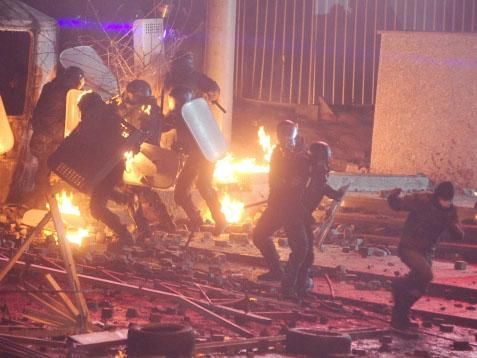 В эпицентре противостояния в Киеве горит дом
