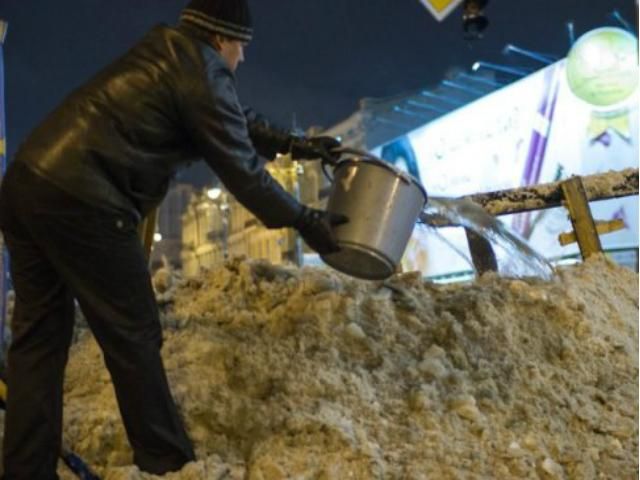 На Володимирському узвозі зводять нові барикади На Володимирському узвозі зводять нові барикади