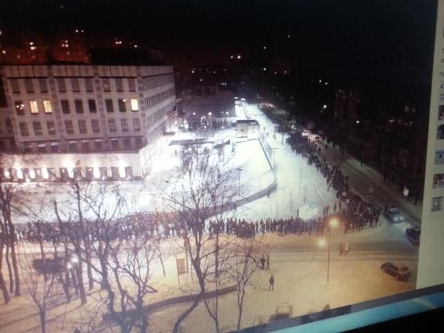 Сотни "титушок" окружили посольство США (Фото) Сотни "титушок" окружили посольство США (Фото)