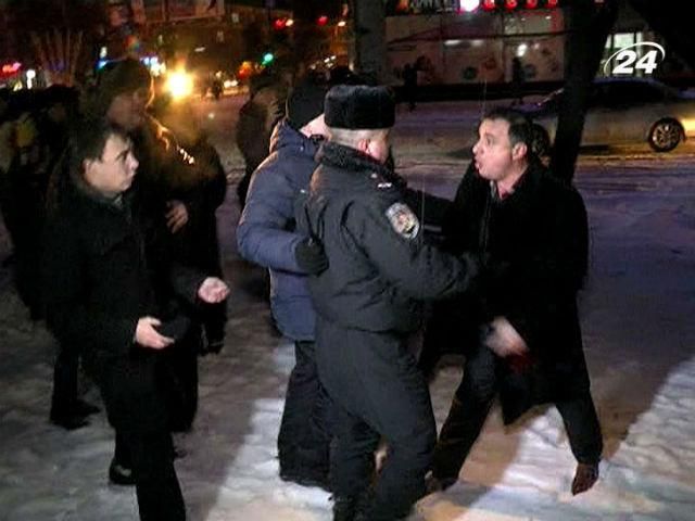 В Луганську регіонал погрожував місцевим євромайданівцям фізичною розправою В Луганську регіонал погрожував місцевим євромайданівцям фізичною розправою