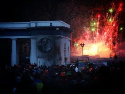 Мітингувальники на Грушевського кидають у міліціонерів феєрверки 