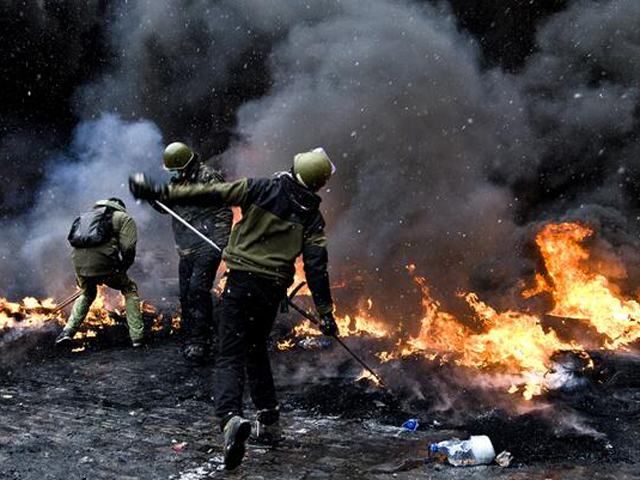 На Грушевського горять шини, літає каміння і гранати На Грушевського горять шини, літає каміння і гранати