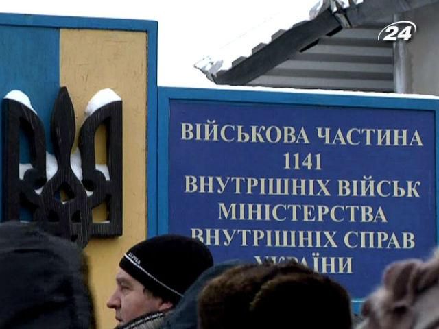 У Львові люди з молитвами продовжують блокувати військові частини У Львові люди з молитвами продовжують блокувати військові частини
