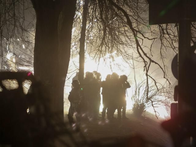 Силовики намагалися розібрати барикади на Грушевського. Їх відтіснили мітингувальники Силовики намагалися розібрати барикади на Грушевського. Їх відтіснили мітингувальники