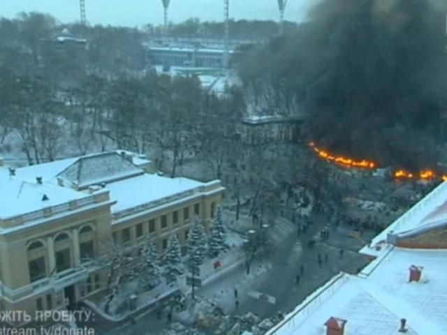 Протестувальники пропустили пожежників за барикади (Фото) Протестувальники пропустили пожежників за барикади (Фото)