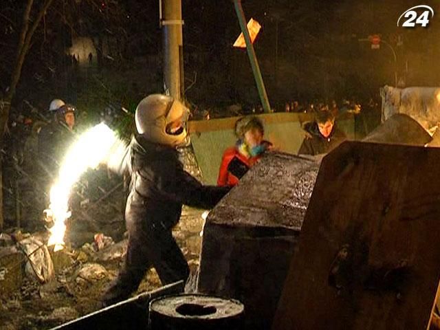 На вулиці Грушевського звели нові барикади На вулиці Грушевського звели нові барикади