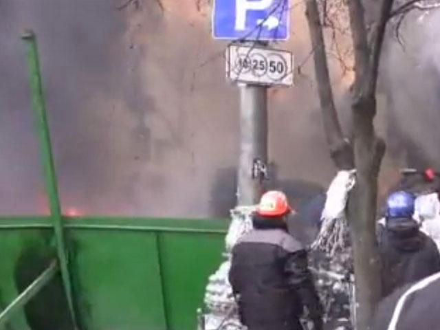 На Грушевського закінчуються шини, атаку силовиків відбили На Грушевського закінчуються шини, атаку силовиків відбили