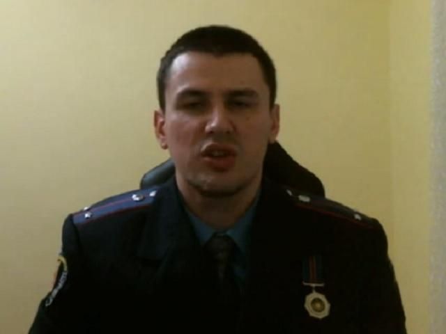 Міліціонер просить колег перейти на бік народу (Відео) Міліціонер просить колег перейти на бік народу (Відео)