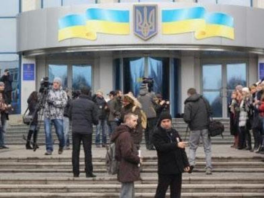 У Рівному протестувальники захопили облдержадміністрацію У Рівному протестувальники захопили облдержадміністрацію