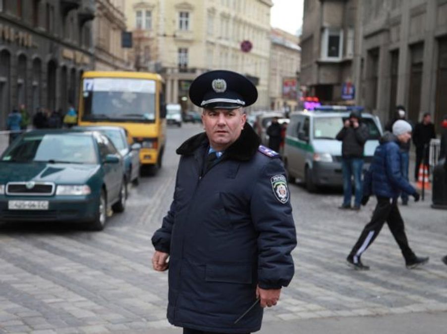 Львів'яни збираються захопити ще й митницю, податкову і міліцію Львів'яни збираються захопити ще й митницю, податкову і міліцію
