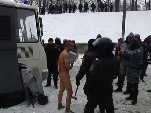 "Беркутівці"-садисти знущаються з голого активіста (Відео 18+)