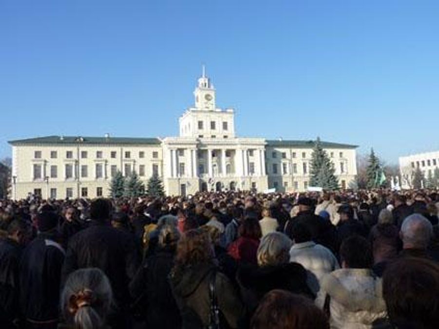 В Хмельницком митингующие баррикадируют здание ОГА В Хмельницком митингующие баррикадируют здание ОГА
