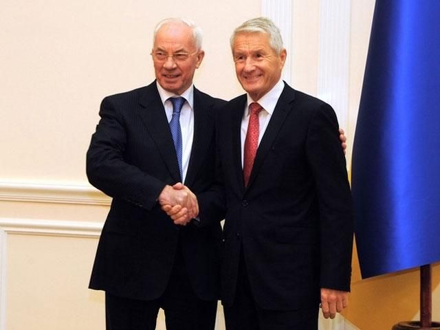 Азаров готов изменить полномочия органов власти Азаров готов изменить полномочия органов власти