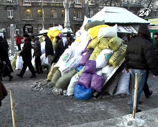 На Майдані та на вулиці Грушевського зводять нові барикади