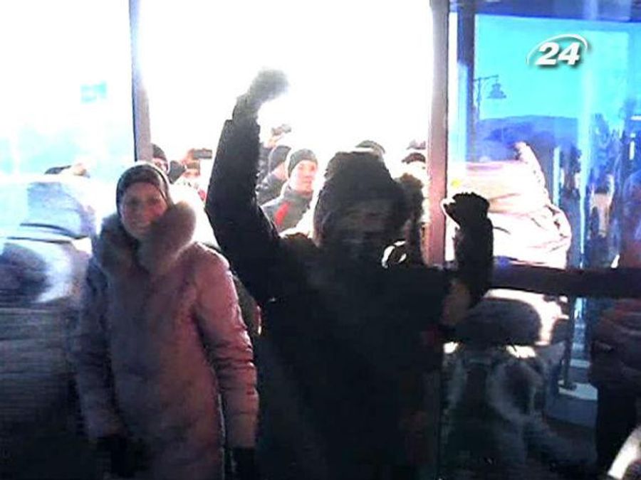 ОДА штурмували й у Рівному. Вимога: вивести "Беркут" та міліцію з Києва ОДА штурмували й у Рівному. Вимога: вивести "Беркут" та міліцію з Києва