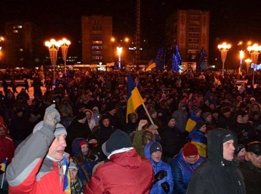 Революція в Черкасах: протестувальники захопили ОДА, міліціонер важко травмував дівчину Революція в Черкасах: протестувальники захопили ОДА, міліціонер важко травмував дівчину
