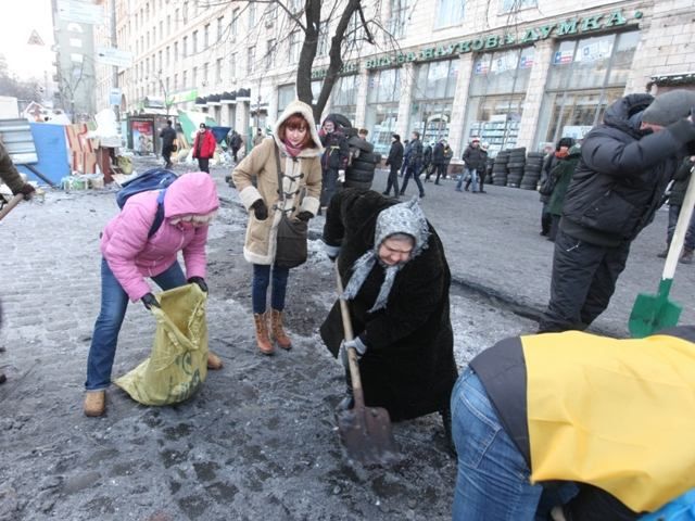 На Майдані чоловіки і жінки цілий день зміцнювали барикади (Фото)