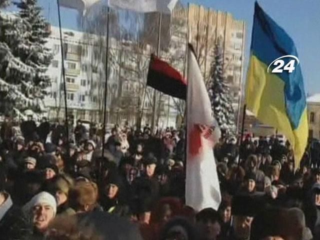 Милиция помешала житомирским активистам прорваться в облсовет Милиция помешала житомирским активистам прорваться в облсовет