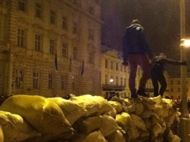 У Львові навколо ОДА спорудили двометрові барикади (Фото) У Львові навколо ОДА спорудили двометрові барикади (Фото)
