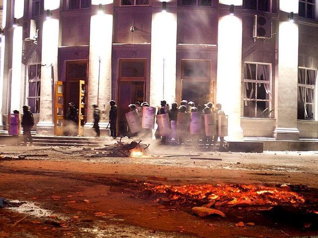 В Черкассах милиция освободила ОГА от митингующих (Видео)