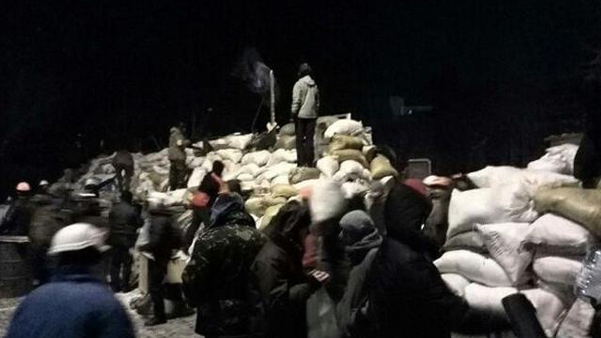 Мітингувальники зводять нову барикаду Мітингувальники зводять нову барикаду