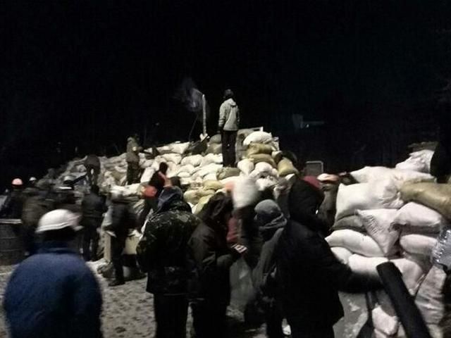 Митингующие возводят новую баррикаду Митингующие возводят новую баррикаду