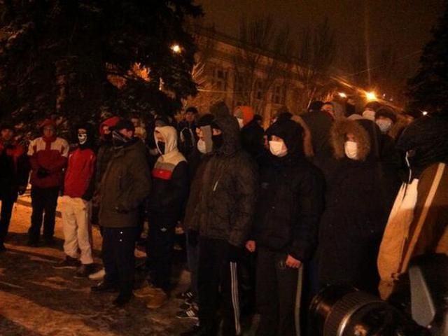 Ультрас "Шахтаря" охороняє донецький Євромайдан (Відео)