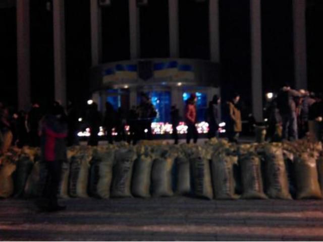 Милиция открыла уголовное производство из-за захвата Ровенской ОГА Милиция открыла уголовное производство из-за захвата Ровенской ОГА