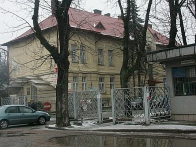 Львів'яни блокують спецпідрозділ "Грифон" Львів'яни блокують спецпідрозділ "Грифон"