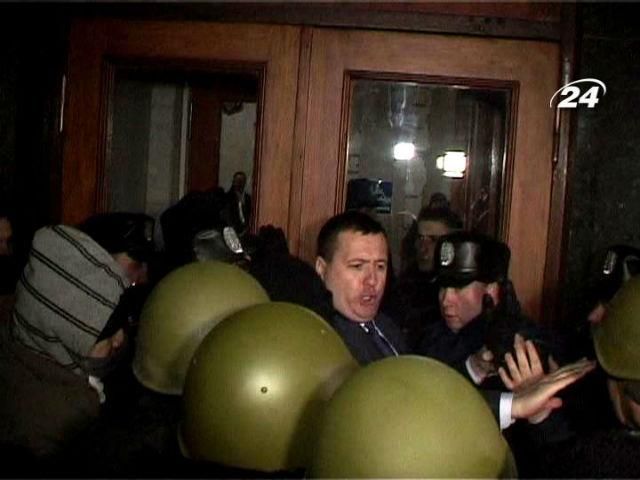 Бунт в регіонах: криваві сутички в Черкасах, Львів та Тернопіль — в барикадах Бунт в регіонах: криваві сутички в Черкасах, Львів та Тернопіль — в барикадах