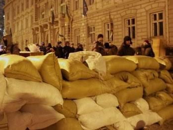 Работников Львовской ОГА не пропускают в здание Работников Львовской ОГА не пропускают в здание