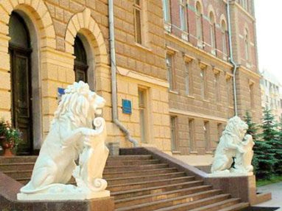 У Чернівцях також штурмують облдержадміністрацію (Відео)