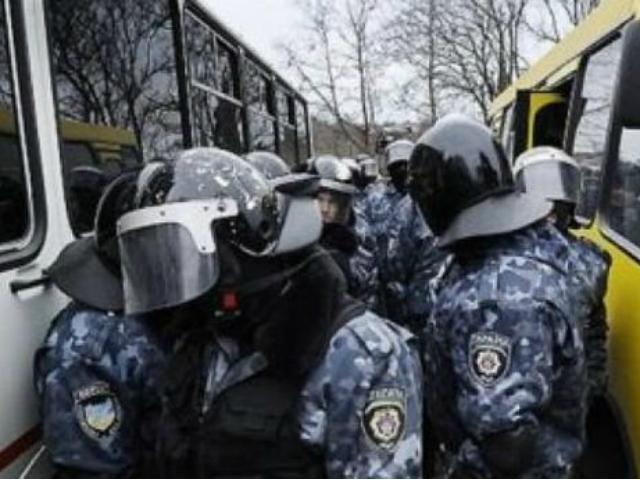 З Донецька в Київ виїхало десять автобусів з правоохоронцями 