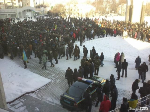 У Луцьку пікетують ОДА. Голова обларади пішов у відставку (Фото)